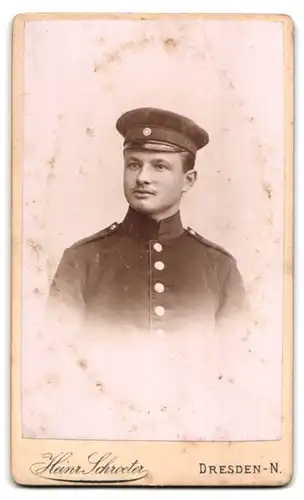 Fotografie Heirich Schroeter, Dresden, Prinz Georg Allee 1, Ansicht Dresden, Blick aud die Kaserne mit Soldaten