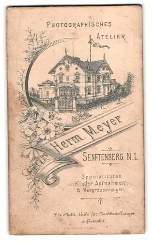 Fotografie Herm. Meyer, Sendtenberg N. L., Ansicht Senftenberg N. L., Ateliersgebäude mit Eingangstor
