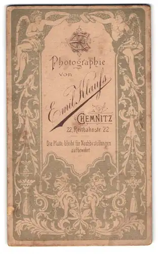 Fotografie Emil Klauss, Chemnitz, Reitbahnstr. 22, Logo des Fotografen in Ornamentik mit Löwen und nackten Frauen