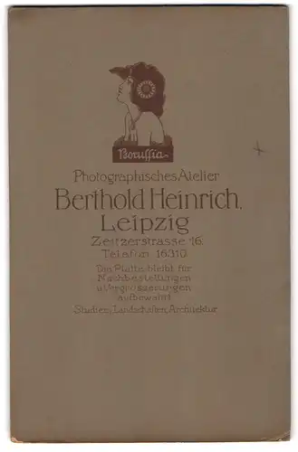 Fotografie Berthold Heinrich, Leipzig, Zeitzerstr. 16, Jungedstil Kopf einer jungen Frau mit Blume im Haar