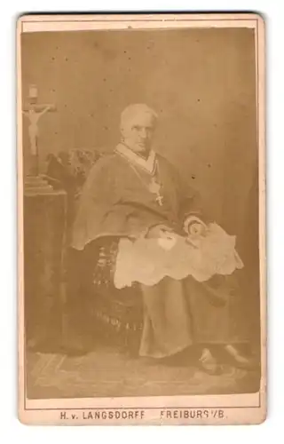 Fotografie H. v. Langsdorff, Freiburg i. B., älterer höherer Geistlicher im Gewand mit Kruzifix