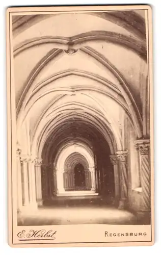 Fotografie E. Herbst, Regensburg, Jabeckstr. 41, Ansicht Regensburg, Säulengang im Dom