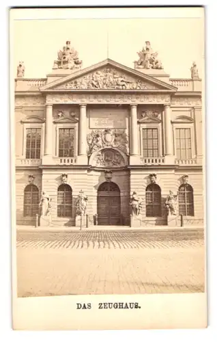 Fotografie Fec. Senteck, Berlin, Ansicht Berlin, Frontansicht des Zeughaus im Ortsteil Mitte