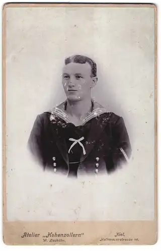 Fotografie Atelier Hohenzollern, Kiel, Holtenauerstr. 46, junger Matrose in Uniform mit Matrosenknoten