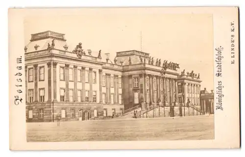 Fotografie E. Linde, Potsdam, Ansicht Potsdam, Strassenpartie am Königlichen Stadtschloss mit Wachhaus