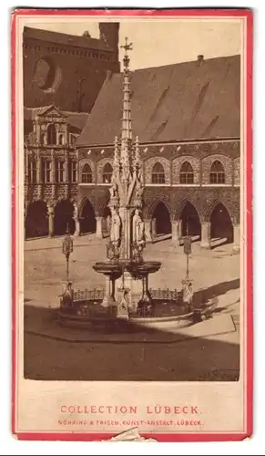 Fotografie Nöhring & Frisch, Lübeck, Ansicht Lübeck, Blick auf den Marktbrunnen, 1874