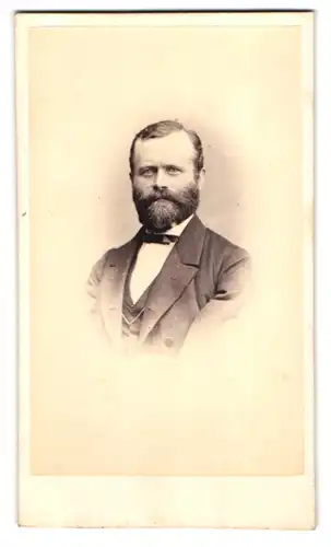 Fotografie Gebr. Ehlers, Hamburg-Altona, Königstr. 102, Portrait Herr im feinen Anzug mit Vollbart und Fliege