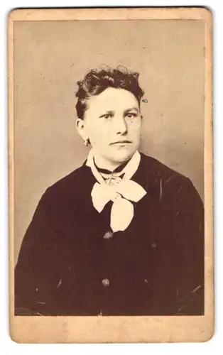 Fotografie L. Strobel, Kempten, Portrait junge Frau im dunklen Kleid mit weisser Schleife