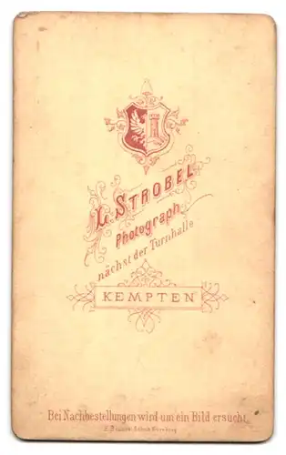 Fotografie L. Strobel, Kempten, Portrait junge Frau im dunklen Kleid mit weisser Schleife