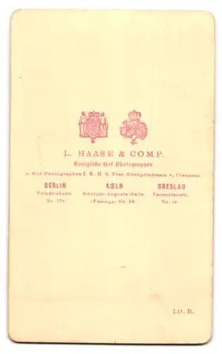 Fotografie L. Haase & Co., Berlin, Portrait älterer Herr im Anzug mit Halstuch