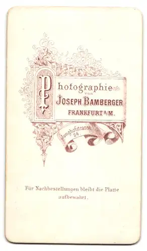 Fotografie Joseph Bamberger, Frankfurt a. M., Junghofstr. 24, Portrait Knabe im Anzug posiert für den Fotografen