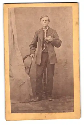 Fotografie unbekannter Fotograf und Ort, Portrait junge im Anzug mit Weste posiert