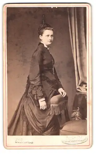 Fotografie A. Richter, Kamenz, junge Dame im dunklen Kleid mit hochgesteckten Haaren