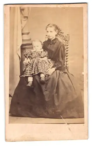 Fotografie F. Montanus, Aschersleben, Steinthor 112, junge Mutter mit ihrer Tochter auf dem Shcoss, Mutterglück