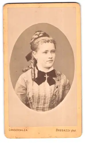 Fotografie C. Bregazzi, Langensalza, junge Frau im gemusterten Kleid mit Korkenziherlocken und Schleife