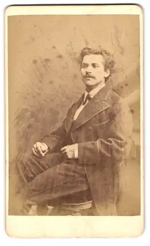 Fotografie Otto Reitmayer, München, Kaufingerstr. 9, Portrait junger Mann im Anzug mit Moustache