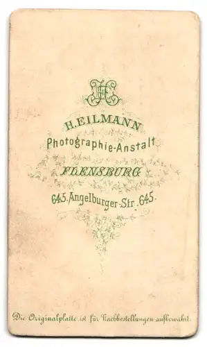 Fotografie H. Eilmann, Flensburg, Angelburgerstr. 645, Portrait Frau und Mann im Biedermeierkleid posieren im Atelier