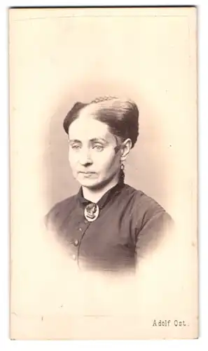 Fotografie Adolf Ost, Stadt, Strauchgasse 1, Portrait ältere Dame im Kleid mit Brosche und zurückgebundenen Haaren