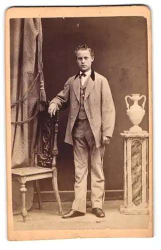 Fotografie Otto Wigand, Zeitz, Stephanstr. 45, junger Mann im hellen Anzug mit Fliege und Locken