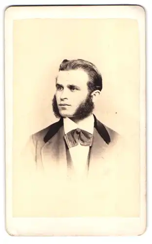 Fotografie Max Patzig, Freiberg, Ritterstr. 522, junger Mann im Anzug mit Backenbart und Fliege