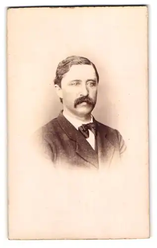 Fotografie L. Haase & Co., Berlin, Unter den Linden 62 /63, Herr im Anzug mit Fliege und Walrossbart