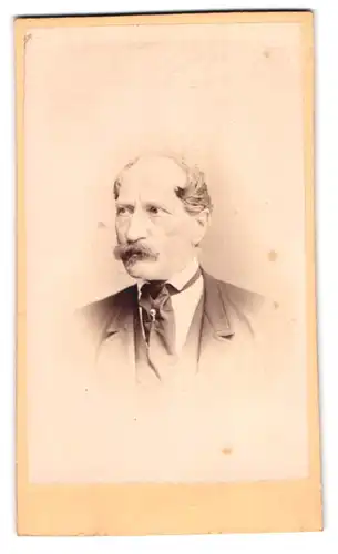 Fotografie unbekannter Fotograf und Ort, Portrait älterer Herr im Anzug mit Schlips und Moustache, Halbglatze