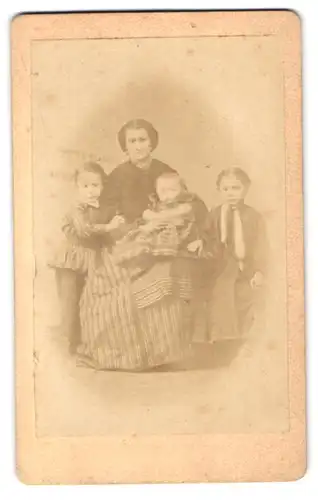 Fotografie Albrecht & Rohleder, Aschersleben, Tie 32, Mutter mit drei Kindern im Atelier, Mutterglück