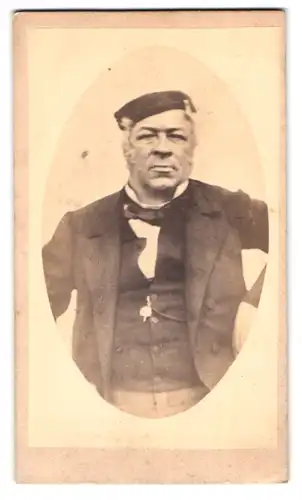 Fotografie unbekannter Fotograf und Ort, Portrait älterer Herr im Anzug mit Mütze
