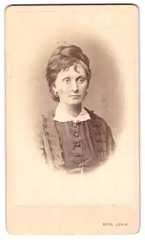 Fotografie Rosa Jenik, Wien, Portrait Dame im feinen Kleid mit hochgesteckten Haaren