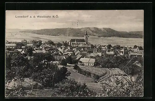 AK Loosdorf a. d. Westbahn, Totalansicht mit Berglandschaft