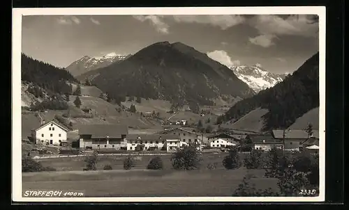 AK Stafflach, Blick auf Gebäude im Ort mit Bergen dahinter
