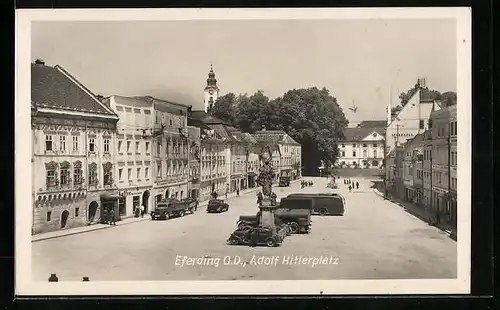 AK Eferding, platz mit parkenden Autos