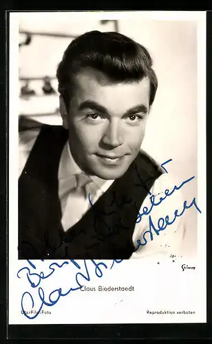 AK Schauspieler Claus Biederstaedt mit einem symphatischen Lächeln, Autograph