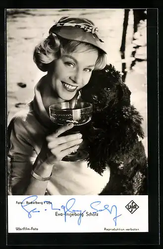 AK Schauspielerin Eva-Ingeborg Scholz zusammen mit ihrem Hund, Autograph