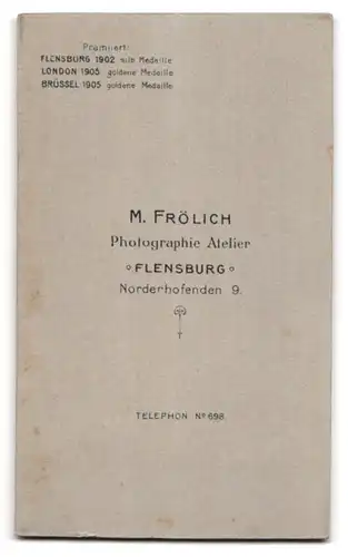Fotografie M. Frölich, Flensburg, Norderhofenden 9, Bub in gestreiftem Hemd und kurzer Hose