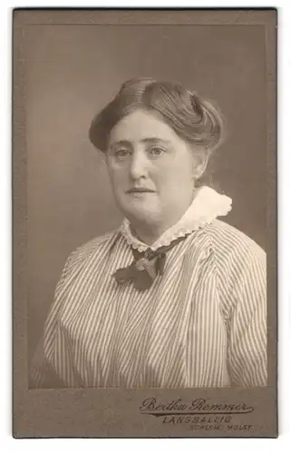 Fotografie Bertha Remmer, Langballig, Bürgerliche Frau mittlerenalters in gestreifter Bluse
