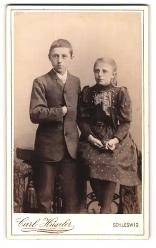 Fotografie Carl Hüseler, Schleswig, Stadtweg 147, Bruder und Schwester in feinen Kleidern