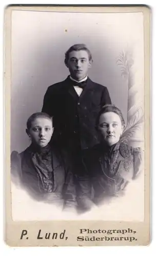 Fotografie P. Lund, Süderbrarup, Dreiköpfiges Familienportrait