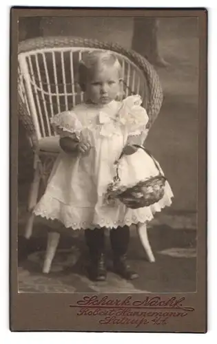 Fotografie Robert Hannemann, Satrup i. A., Kindchen im weissen Kleidchen mit Körbchen
