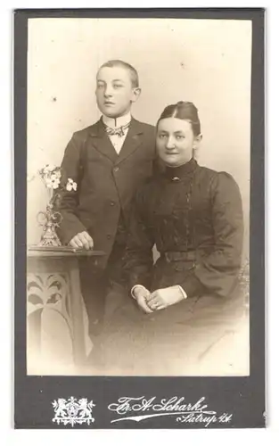 Fotografie Fr. A. Schark, Satrup i. A., Schwester und Bruder in feinen Kleidern