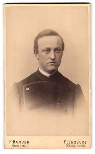 Fotografie H. Hansen, Flensburg, Norderstrasse 51, Junger Mann im Anzug