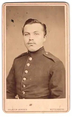 Fotografie Wilhelm Aurisch, Wittenberg, Neugasse 259, Soldat in Uniform, Inf. Rgt. 20