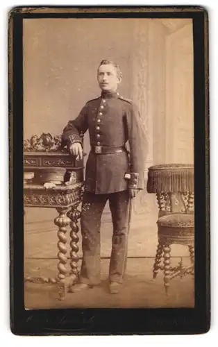 Fotografie Oscar Strensch, Wittenberg, Markt 14, Soldat in Uniform mit Bajonett und Portepee