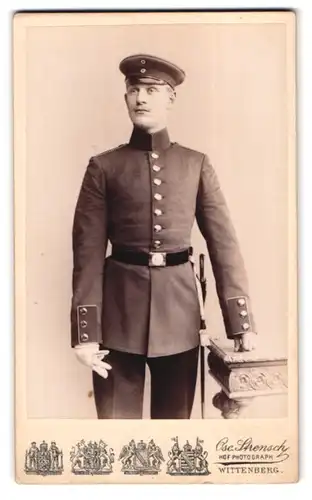 Fotografie Oscar Strensch, Wittenberg, Markt 14, Einjährig-Freiwilliger mit Portepee und Bajonett