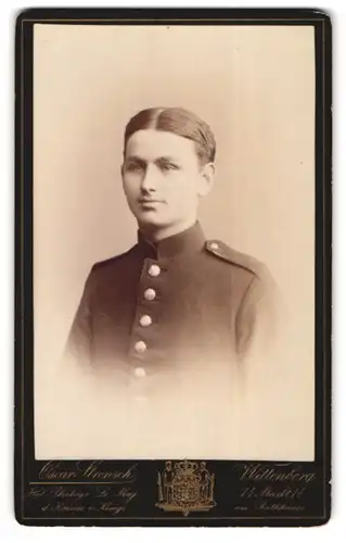 Fotografie Oscar Strensch, Wittenberg, Markt 14, Junger Soldat in Uniform mit Mittelscheitel
