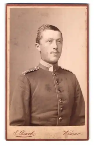 Fotografie E. Queck, Weimar, Seminarstrasse 6, Einjährig-Freiwilliger Uffz. in Uniform