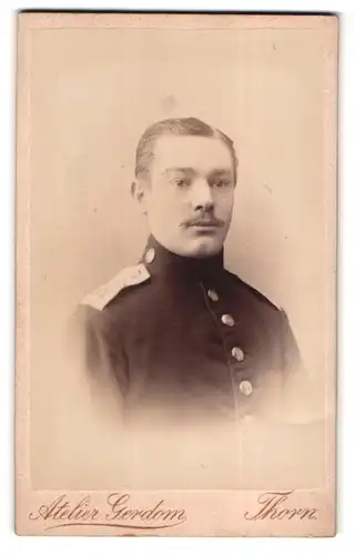 Fotografie Atelier Gerdom, Thorn, Neust. Markt 138 /139, Soldat in Uniform mit Schnauzer
