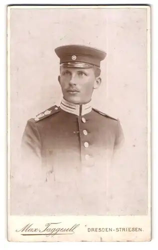 Fotografie Max Taggesell, Dresden, Augsburgerstrasse 9, Gardesoldat mit Schirmmütze in Uniform
