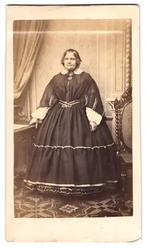 Fotografie Carl Grieser, Beeskow, Breite Strasse 9, Portrait ältere Dame im dunklen Biedermeierkleid mit Locken