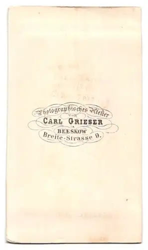 Fotografie Carl Grieser, Beeskow, Breite Strasse 9, Portrait ältere Dame im dunklen Biedermeierkleid mit Locken